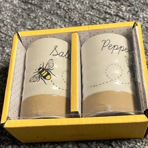 BUMBLE BEE Ceramic Salt & Pepper Shaker Set